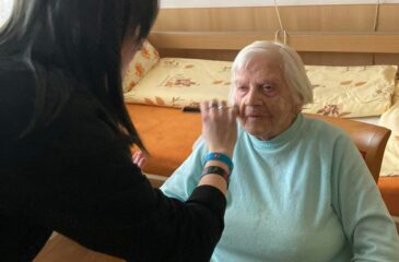 Studentky při líčení a česání seniorů.