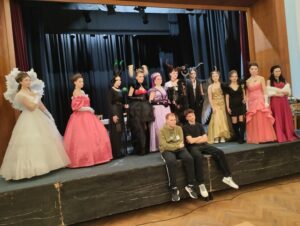 Studentky oboru kosmetička, kadeřník na soutěži.