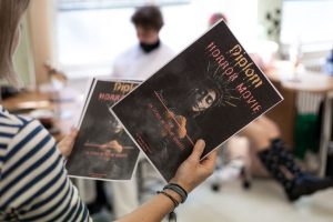 Žákyně při soutěžním líčení na téma Horror movie.