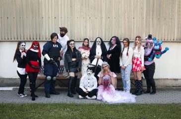 Žákyně při soutěžním líčení na téma Horror movie, skupinové foto