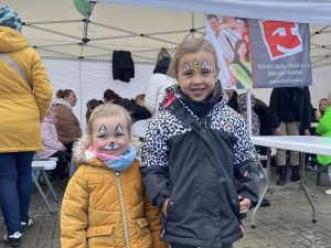 Den Země v Kovozoo 2024, studentky v akci, malování na obličej.