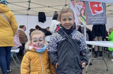 Den Země v Kovozoo 2024, studentky v akci, malování na obličej.