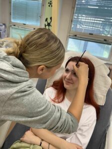 Brow mapping - studentky při úpravě obočí.