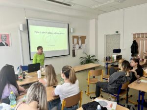 Odborné přednášky, žákyně oboru kosmetička.