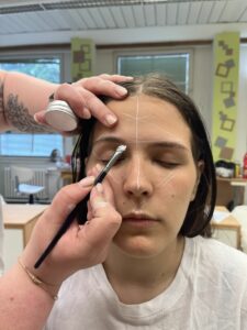 Brow mapping - studentky při úpravě obočí.