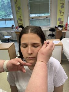 Brow mapping - studentky při úpravě obočí.