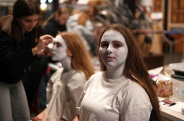 Žákyně oboru kosmetička v akci, líčení zaměstnanců Kovozoo na Strašidelnou zahradu.