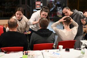 Žákyně oboru kosmetička v akci, líčení zaměstnanců Kovozoo na Strašidelnou zahradu.