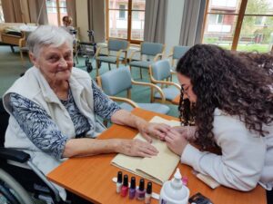 Studentky oboru kosmetika v domově seniorů, Uh. Hradiště