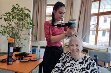 Studentky oboru kosmetika v domově seniorů, Uh. Hradiště