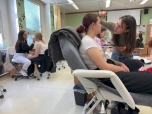 Žačky oboru kosmetička v akci - školní kolo soutěže v líčení.