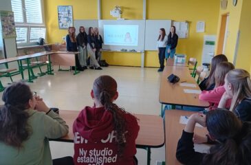 Žákyně oboru kosmetička přednášejí na základní škole