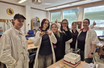 Žáci oboru aranžér absolvovali kurz vitráže, zaměřený na techniku Tiffany.