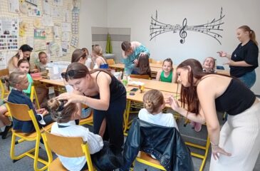 Divadelní líčení malých herců a hereček