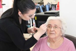 Žákyně oborů kosmetička a kadeřník rozdávají péči, pozornost a radost v Alzheimer home ve Zlíně.