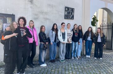 Žáci oboru aranžér na výstavě Alfonse Muchy v Přerově.