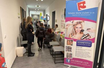 Noc vědců 2025 – proměny s kosmetičkami a kadeřnicemi.