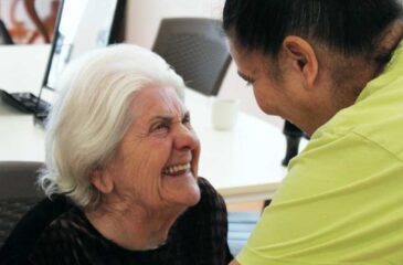 Žákyně oborů kosmetička a kadeřník rozdávají péči, pozornost a radost v Alzheimer home ve Zlíně.