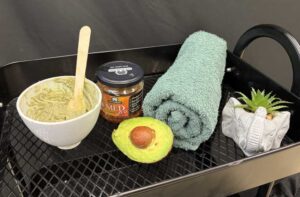 Žákyně oboru kosmetička vyráběly a aplikovaly domácí kosmetické masky.