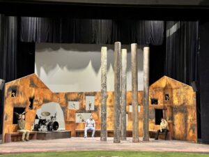 Žáci třetího ročníku oboru Kadeřník na exkurzi Vlásenkářství v Městském divadle Zlín.