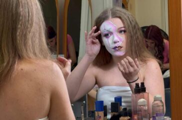 Kosmetická soutěž „Ukaž, co v tobě je“, žákyně prvního ročníku v akci.