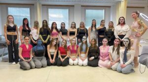 Kosmetická soutěž „Ukaž, co v tobě je“, žákyně prvního ročníku v akci.