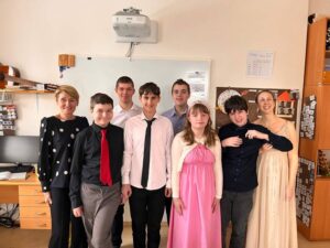 Žačky 2. ročníku oboru kosmetika při přípravách společenské akce – školního plesu v MŠ a ZŠ Šafaříkova.