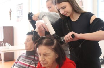 Alzheimer Zlín - žákyně oboru kosmetička a kadeřnice se s chutí pustily do práce.