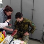 Cvičení Branných oddílů ČR. Žákyně oboru kosmetička vytváří realistické simulace zranění.