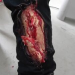 Cvičení Branných oddílů ČR. Žákyně oboru kosmetička vytváří realistické simulace zranění.