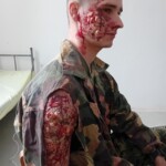 Cvičení Branných oddílů ČR. Žákyně oboru kosmetička vytváří realistické simulace zranění.