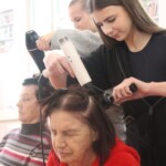 Alzheimer Zlín - žákyně oboru kosmetička a kadeřnice se s chutí pustily do práce.