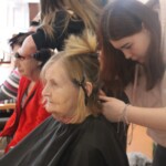 Alzheimer Zlín - žákyně oboru kosmetička a kadeřnice se s chutí pustily do práce.