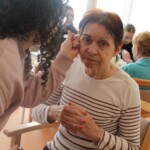 Alzheimer Zlín - žákyně oboru kosmetička a kadeřnice se s chutí pustily do práce.