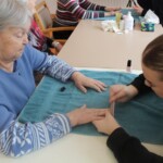 Alzheimer Zlín - žákyně oboru kosmetička a kadeřnice se s chutí pustily do práce.