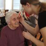 Alzheimer Zlín - žákyně oboru kosmetička a kadeřnice se s chutí pustily do práce.