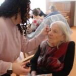 Alzheimer Zlín - žákyně oboru kosmetička a kadeřnice se s chutí pustily do práce.