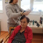 Alzheimer Zlín - žákyně oboru kosmetička a kadeřnice se s chutí pustily do práce.