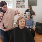 Alzheimer Zlín - žákyně oboru kosmetička a kadeřnice se s chutí pustily do práce.