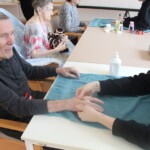 Alzheimer Zlín - žákyně oboru kosmetička a kadeřnice se s chutí pustily do práce.