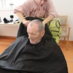 Alzheimer Zlín - žákyně oboru kosmetička a kadeřnice se s chutí pustily do práce.