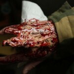 Cvičení Branných oddílů ČR. Žákyně oboru kosmetička vytváří realistické simulace zranění.