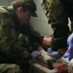 Cvičení Branných oddílů ČR. Žákyně oboru kosmetička vytváří realistické simulace zranění.