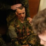 Cvičení Branných oddílů ČR. Žákyně oboru kosmetička vytváří realistické simulace zranění.