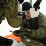 Cvičení Branných oddílů ČR. Žákyně oboru kosmetička vytváří realistické simulace zranění.